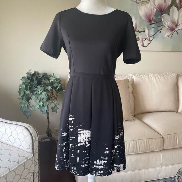 Elie Tahari Fit And Flare Black And White City Lights Short Sleeve Dress Size 8 - Picture 4 of 16